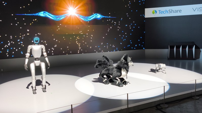Unitree-style humanoid robot display at a Tokyo robotics exhibition
